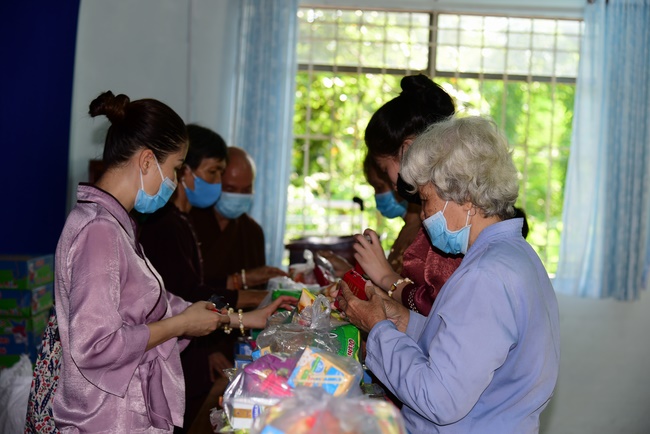 Giving gifts to the Blind Association in Binh Duong and Go Vap.
