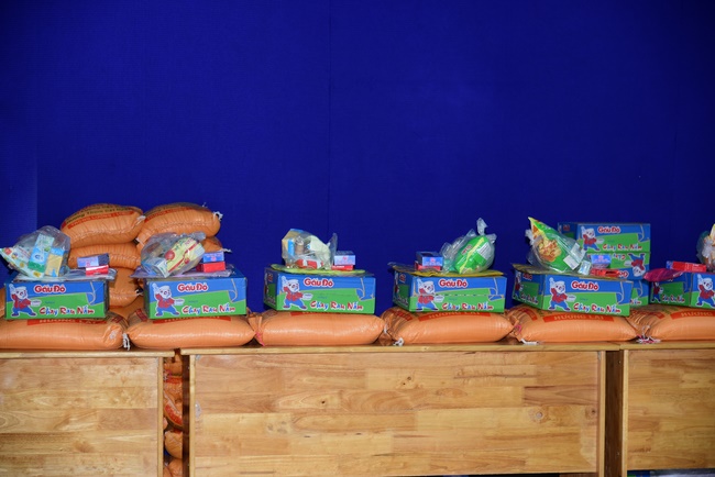 Giving gifts to the Blind Association in Binh Duong and Go Vap.