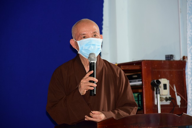 Giving gifts to the Blind Association in Binh Duong and Go Vap.