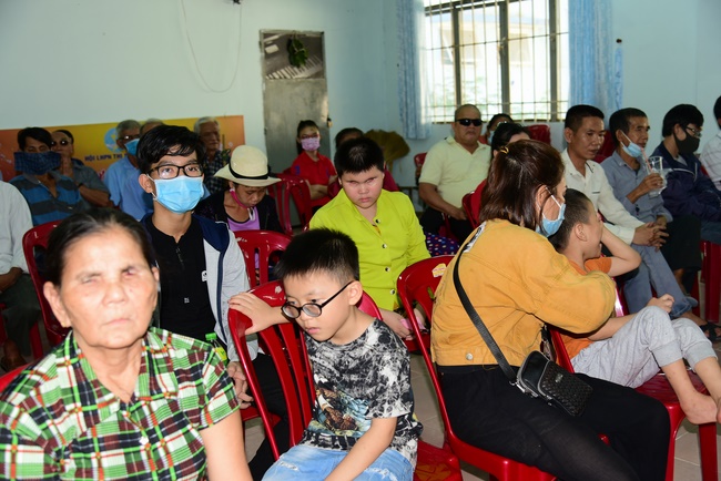Giving gifts to the Blind Association in Binh Duong and Go Vap.