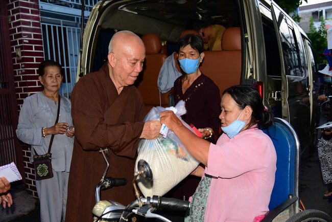 Giving gifts to the Blind Association in Binh Duong and Go Vap.