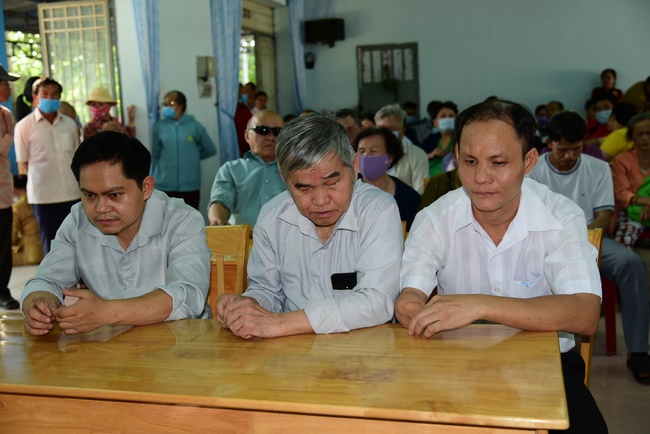Giving gifts to the Blind Association in Binh Duong and Go Vap.
