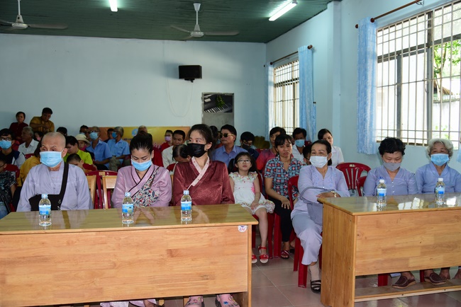 Giving gifts to the Blind Association in Binh Duong and Go Vap.