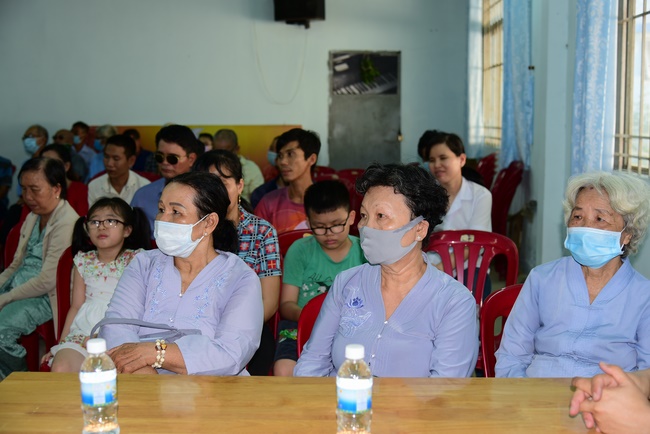 Giving gifts to the Blind Association in Binh Duong and Go Vap.