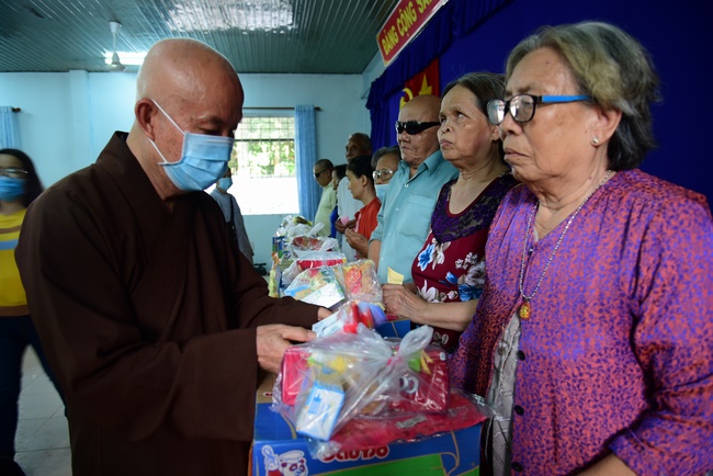 Giving gifts to the Blind Association in Binh Duong and Go Vap.