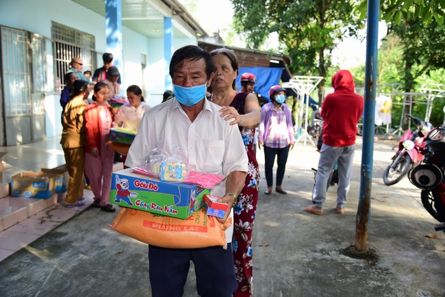 Giving gifts to the Blind Association in Binh Duong and Go Vap.