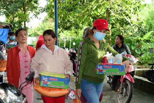 Giving gifts to the Blind Association in Binh Duong and Go Vap.