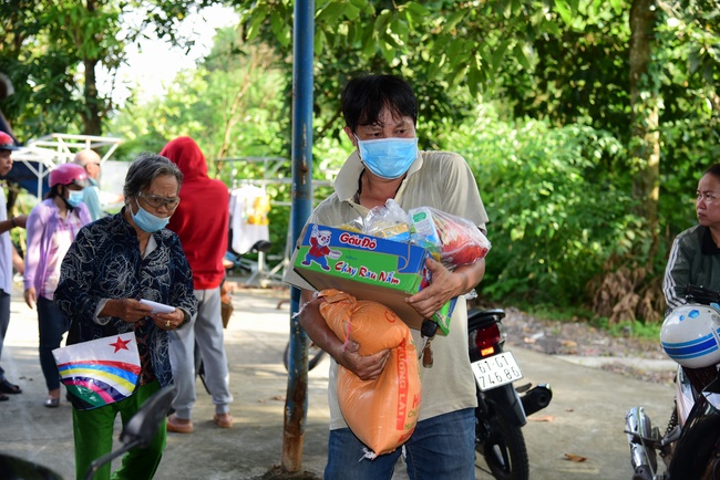 Giving gifts to the Blind Association in Binh Duong and Go Vap.