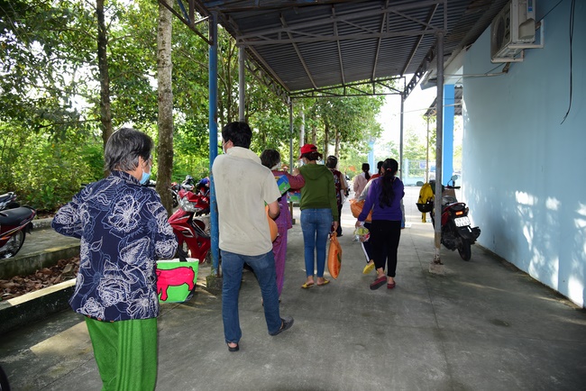 Giving gifts to the Blind Association in Binh Duong and Go Vap.