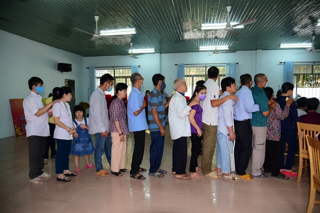 Giving gifts to the Blind Association in Binh Duong and Go Vap.