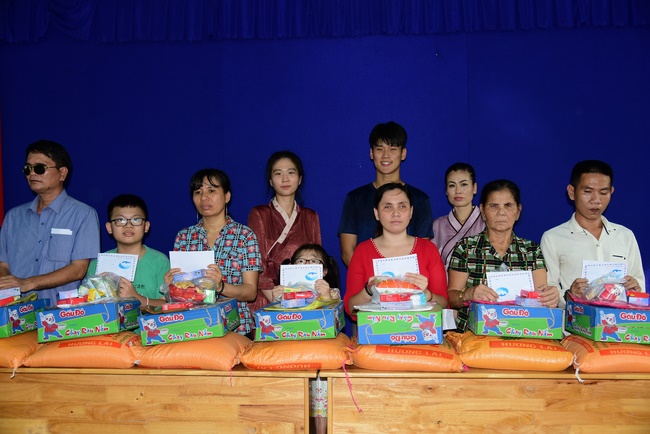 Giving gifts to the Blind Association in Binh Duong and Go Vap.