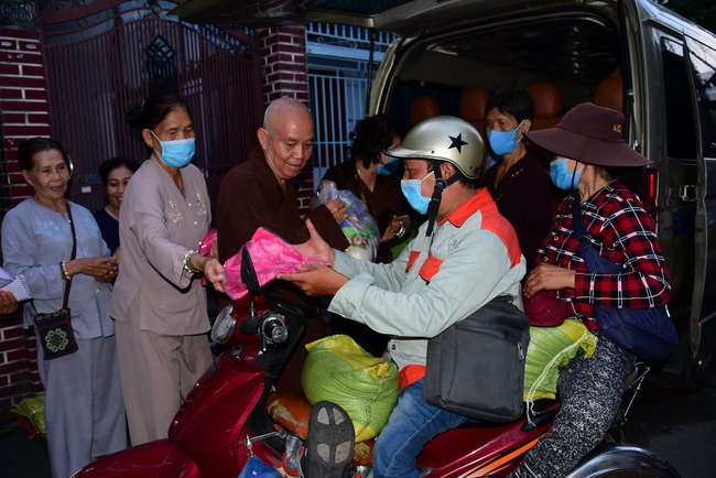 Giving gifts to the Blind Association in Binh Duong and Go Vap.