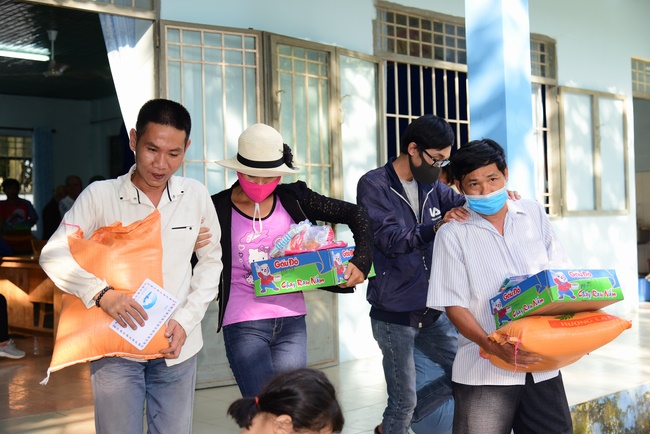 Giving gifts to the Blind Association in Binh Duong and Go Vap.