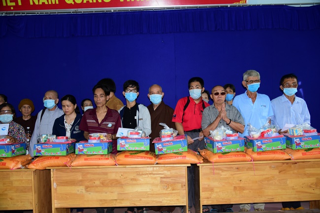 Giving gifts to the Blind Association in Binh Duong and Go Vap.