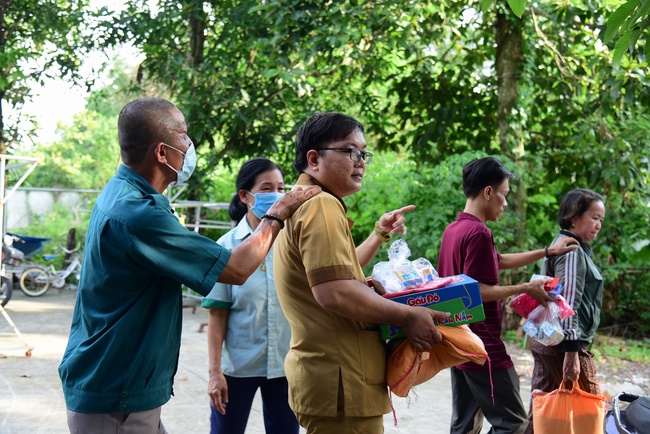 Giving gifts to the Blind Association in Binh Duong and Go Vap.