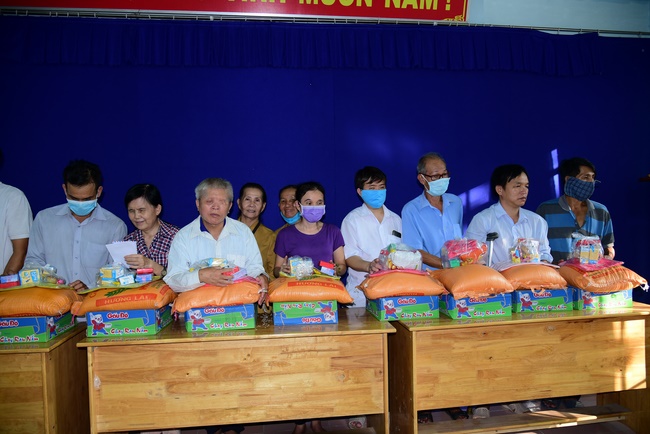 Giving gifts to the Blind Association in Binh Duong and Go Vap.