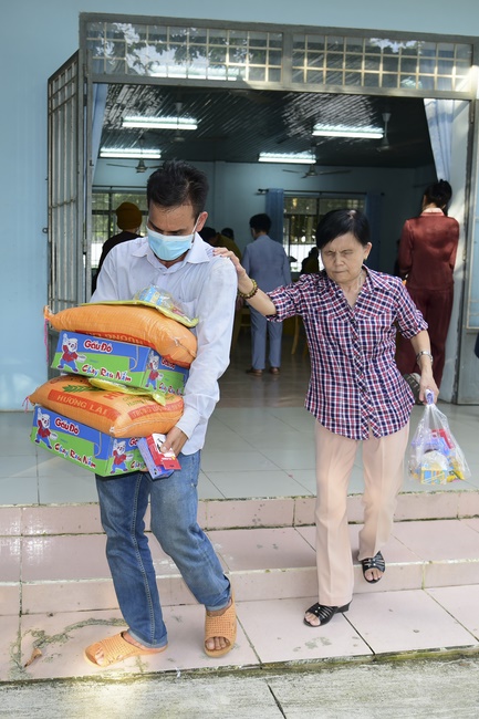 Giving gifts to the Blind Association in Binh Duong and Go Vap.