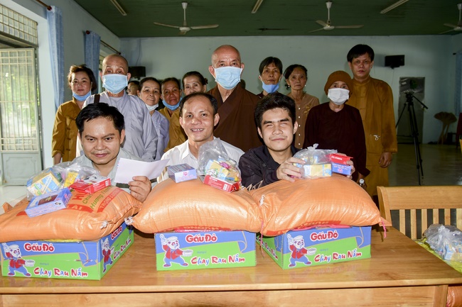 Giving gifts to the Blind Association in Binh Duong and Go Vap.
