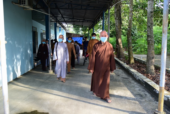 Giving gifts to the Blind Association in Binh Duong and Go Vap.
