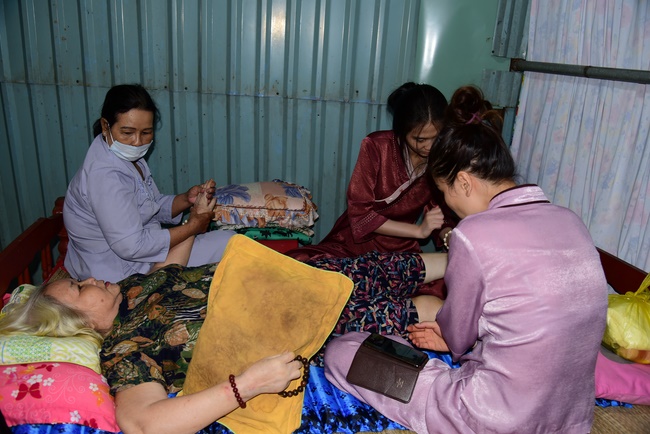 Giving gifts to the Blind Association in Binh Duong and Go Vap.