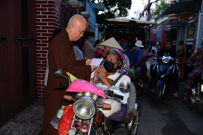 Giving gifts to the Blind Association in Binh Duong and Go Vap.