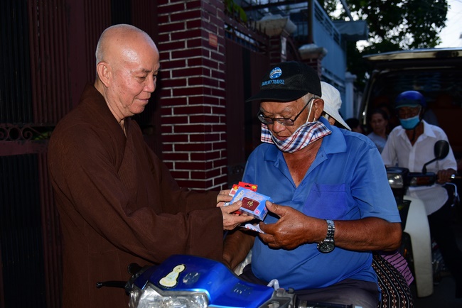 Giving gifts to the Blind Association in Binh Duong and Go Vap.