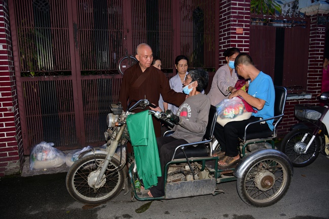Giving gifts to the Blind Association in Binh Duong and Go Vap.