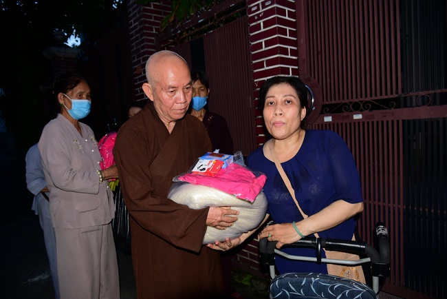 Giving gifts to the Blind Association in Binh Duong and Go Vap.