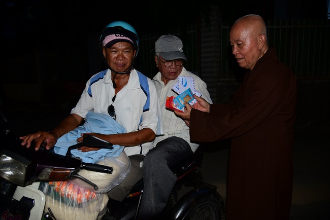 Giving gifts to the Blind Association in Binh Duong and Go Vap.