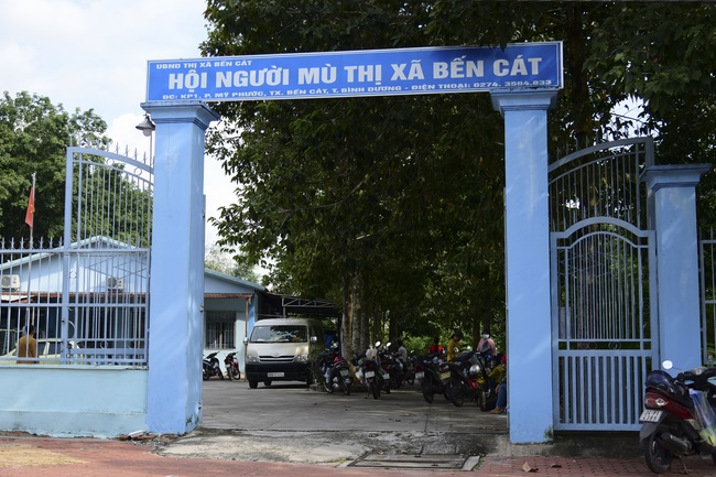 Giving gifts to the Blind Association in Binh Duong and Go Vap.