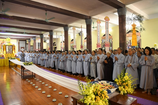 Dharma assembly for chanting Ksihitigarbha at Hoa Phuc Pagoda