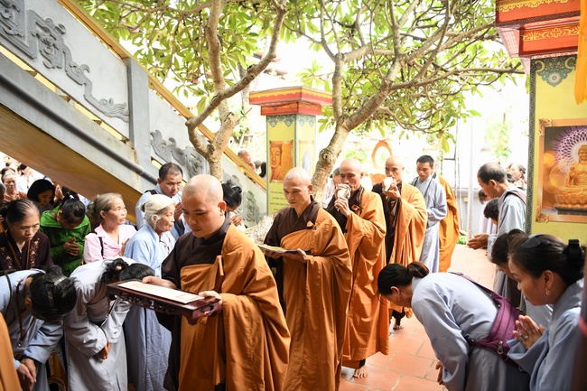 Dharma assembly for chanting Ksihitigarbha at Hoa Phuc Pagoda