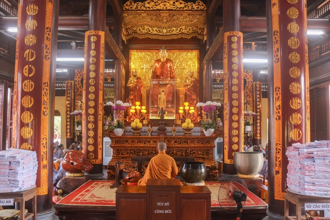 Dharma assembly for chanting Ksihitigarbha at Hoa Phuc Pagoda