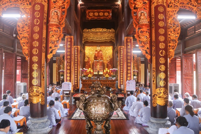 Dharma assembly for chanting Ksihitigarbha at Hoa Phuc Pagoda