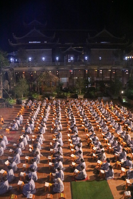 Dharma assembly for chanting Ksihitigarbha at Hoa Phuc Pagoda