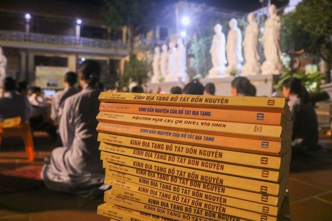 Dharma assembly for chanting Ksihitigarbha at Hoa Phuc Pagoda