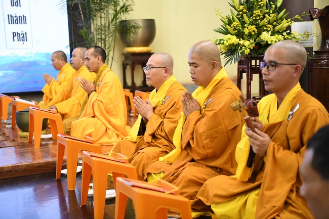 Dharma assembly for chanting Ksihitigarbha at Hoa Phuc Pagoda