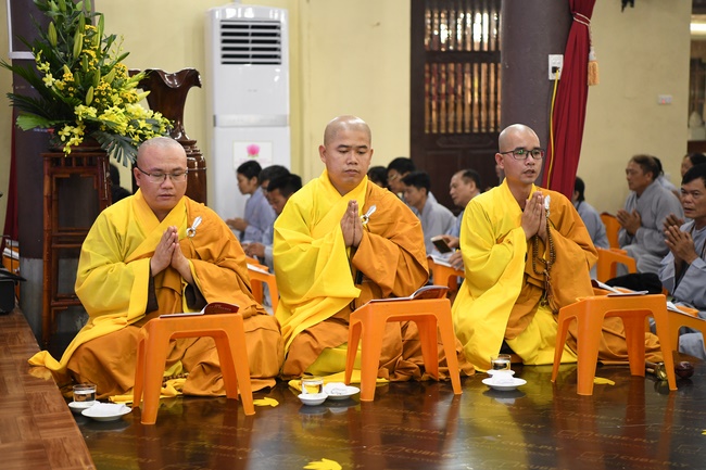Dharma assembly for chanting Ksihitigarbha at Hoa Phuc Pagoda