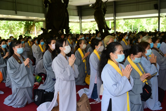 Offering two rain-retreat Schools of Vietnam Buddhist University and Hoang Phap Pagoda