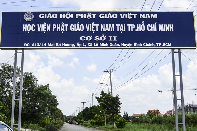 Offering two rain-retreat Schools of Vietnam Buddhist University and Hoang Phap Pagoda