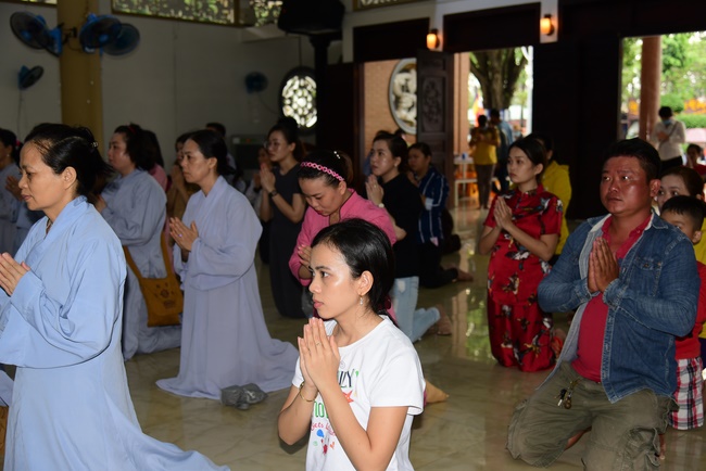 Offering two rain-retreat Schools of Vietnam Buddhist University and Hoang Phap Pagoda