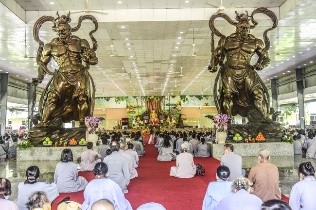 Offering two rain-retreat Schools of Vietnam Buddhist University and Hoang Phap Pagoda