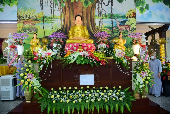 Offering two rain-retreat Schools of Vietnam Buddhist University and Hoang Phap Pagoda