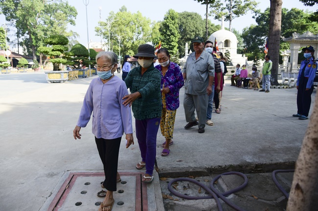 Chùa Hoằng Pháp gởi tặng quà cho người nghèo