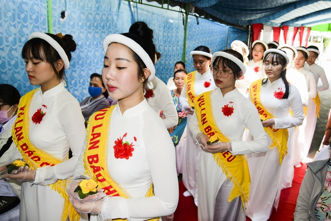 Ullambana Ceremony expressing gratitude to the parents, customers and employees of Trang Nguyen Company