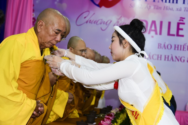 Ullambana Ceremony expressing gratitude to the parents, customers and employees of Trang Nguyen Company