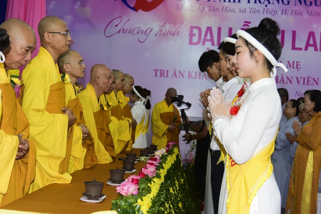 Ullambana Ceremony expressing gratitude to the parents, customers and employees of Trang Nguyen Company