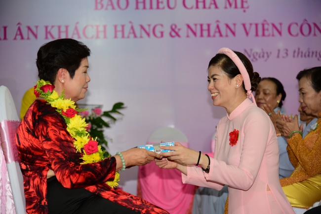 Ullambana Ceremony expressing gratitude to the parents, customers and employees of Trang Nguyen Company