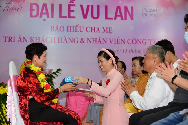 Ullambana Ceremony expressing gratitude to the parents, customers and employees of Trang Nguyen Company