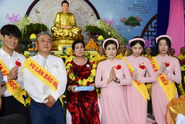 Ullambana Ceremony expressing gratitude to the parents, customers and employees of Trang Nguyen Company